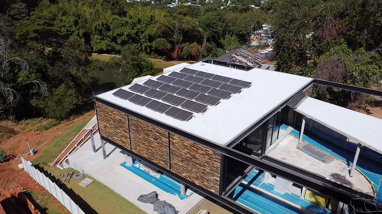Painéis solares instalados sob céu azul em Goiás