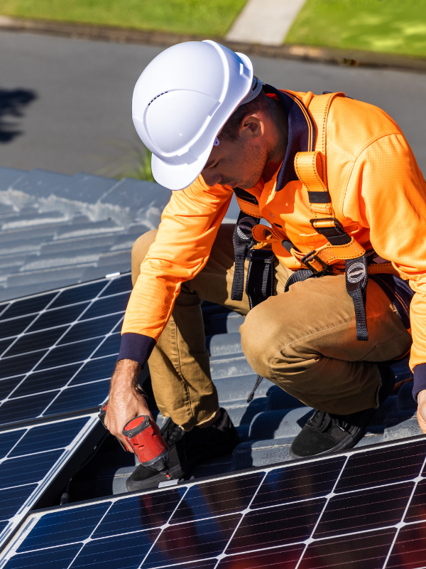 Equipe instalando módulos solares em telhado